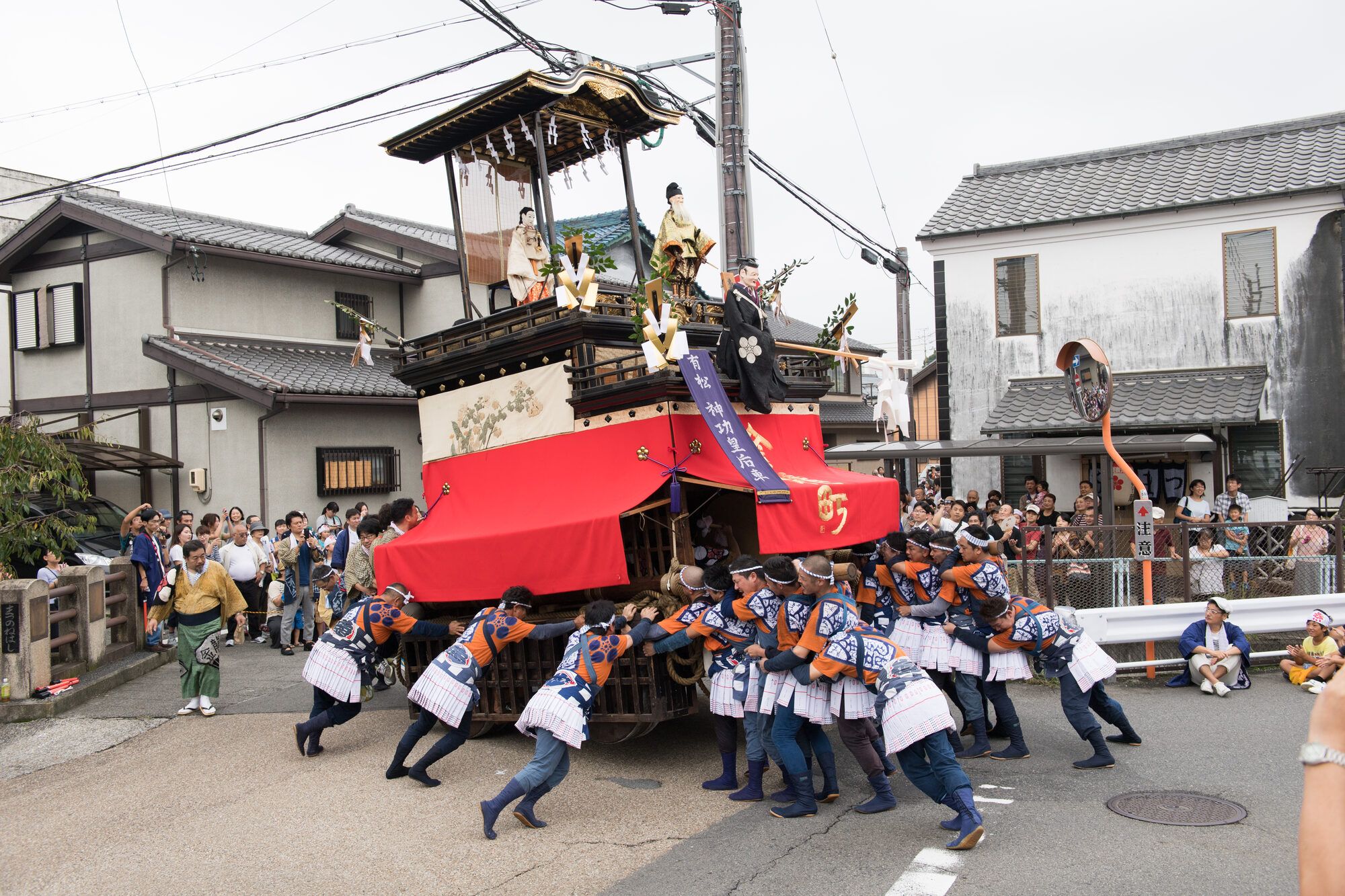 有松天満社秋季大祭で、法被姿の曳き手に押されて旧東海道を進む山車。