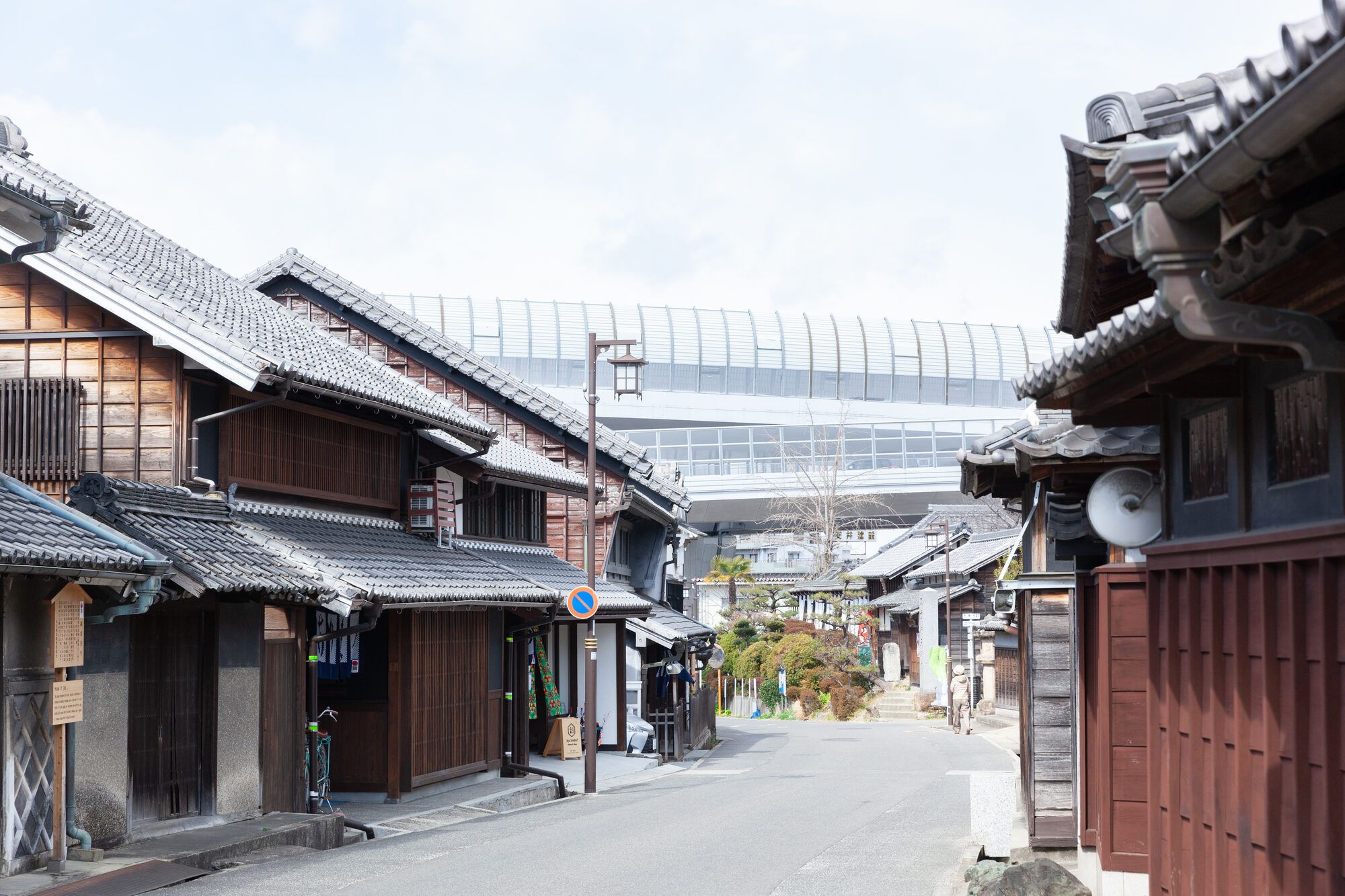 旧東海道沿いに連なる有松の町家。うだつや塗籠造りの壁が残る町並み。